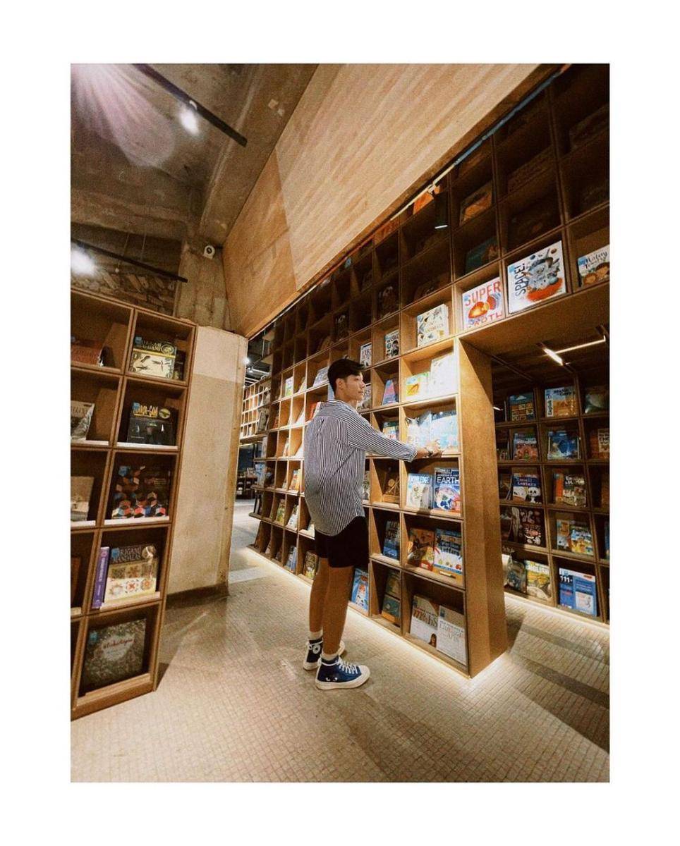 OOTD pakai high top sneakers ala Meerqeen (instagram.com/meerqeen)