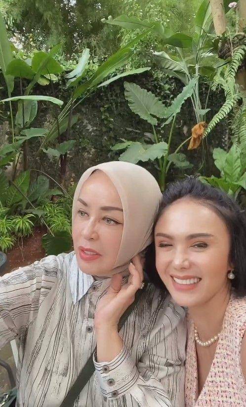 arisan di rumah Yuni Shara (Instagram.com/yunishara36)