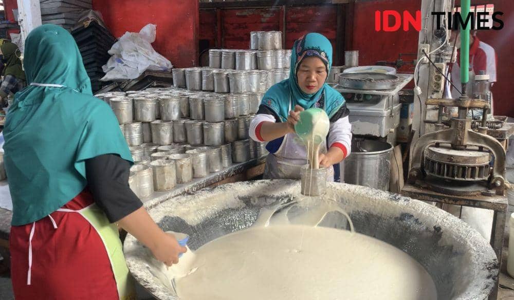 Pembuatan Kue Tutun Cap Teratai. (IDN Times/Rohmah Mustaurida)