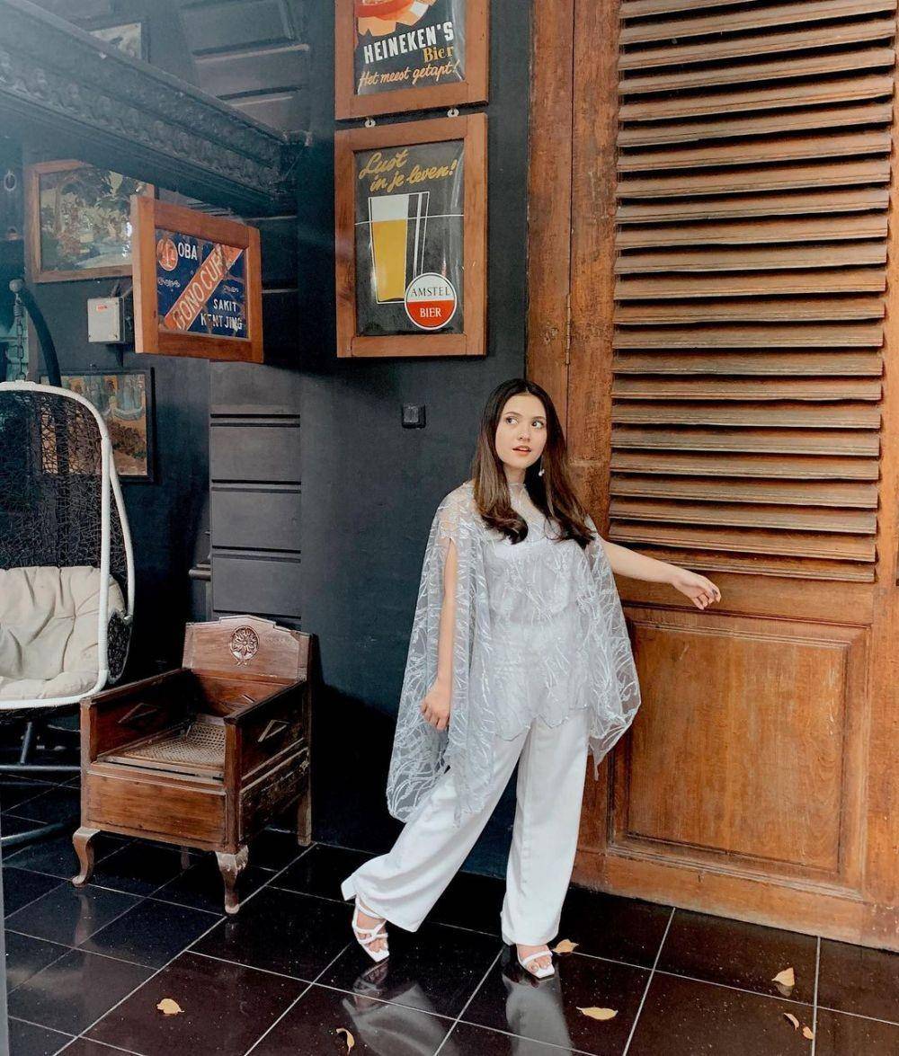 Gaya jumpsuit nuansa monokrom (instagram.com/aruanmarsha)