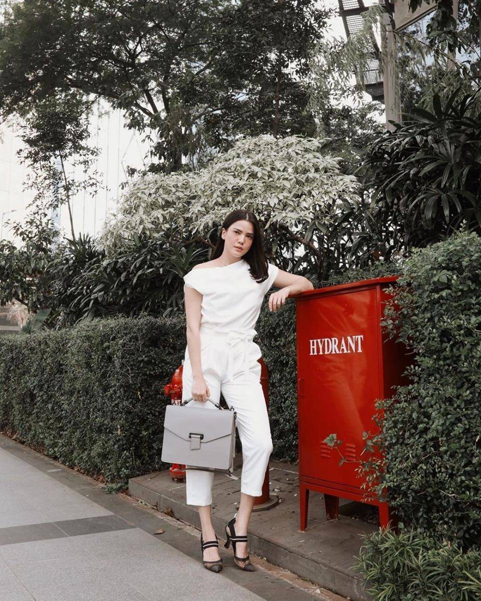 Gaya jumpsuit nuansa monokrom (instagram.com/alicenorin)