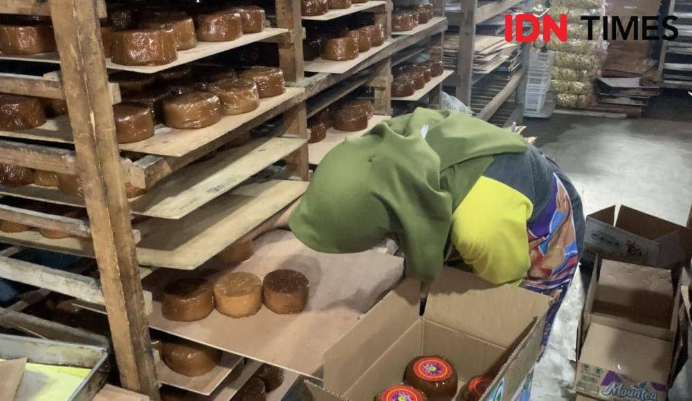 Pembuatan Kue Tutun Cap Teratai. (IDN Times/Rohmah Mustaurida)
