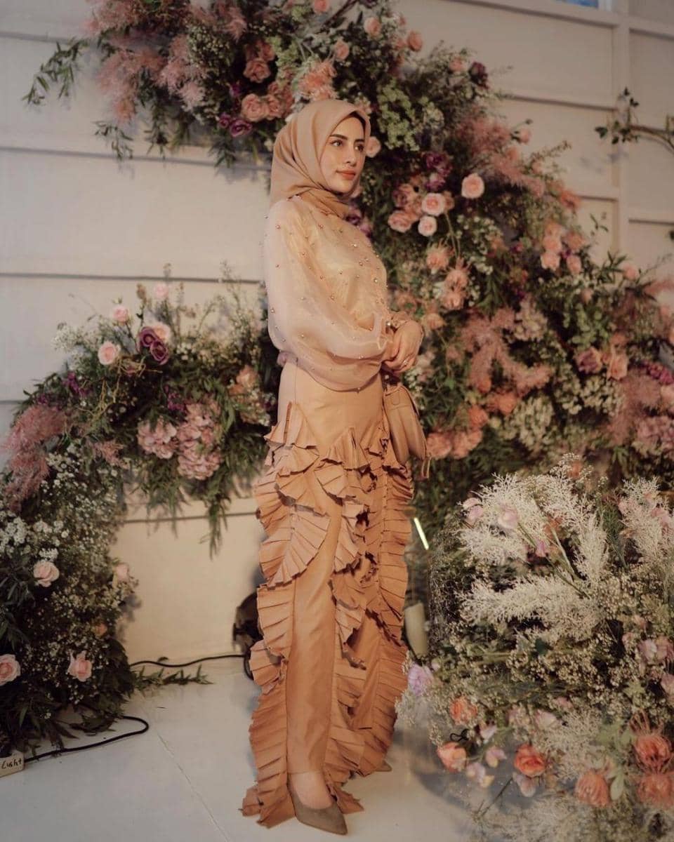 Inspirasi atasan organza earth tone (instagram.com/aghniapunjabi)