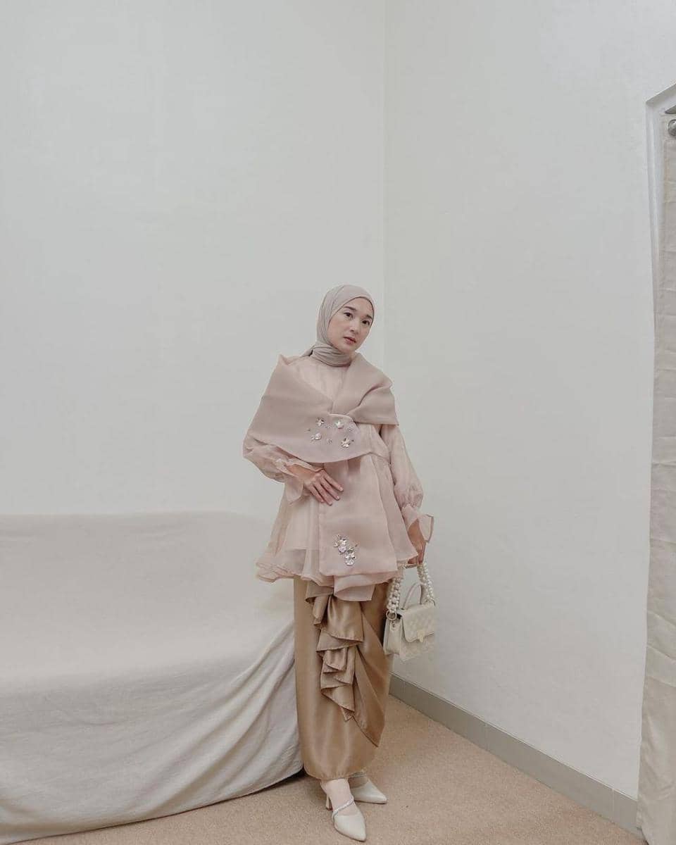 Inspirasi atasan organza earth tone (instagram.com/denisarani)