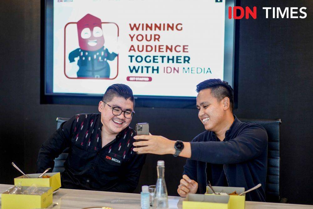Bupati Kendal, Dico Mahtado Ganinduto saat mengunjungi kantor IDN Media HQ pada Senin (16/1/2023). (IDN Times/Herka Yanis)