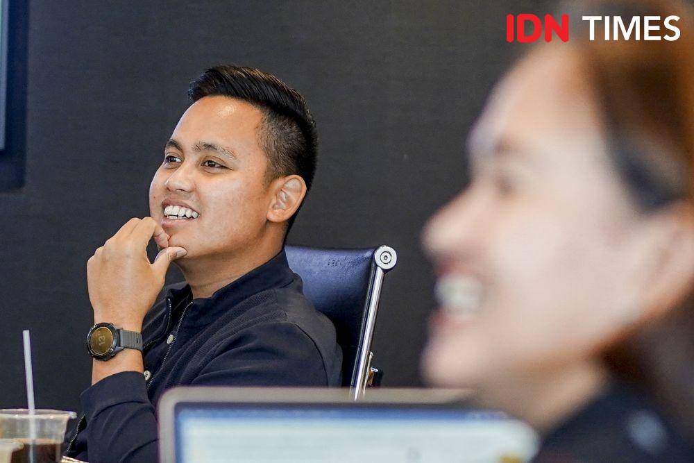 Bupati Kendal, Dico Mahtado Ganinduto saat mengunjungi kantor IDN Media HQ pada Senin (16/1/2023). (IDN Times/Herka Yanis)
