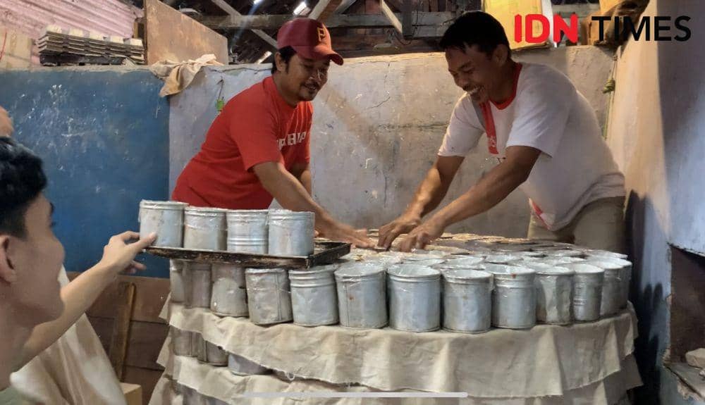 Pembuatan Kue Tutun Cap Teratai. (IDN Times/Rohmah Mustaurida)