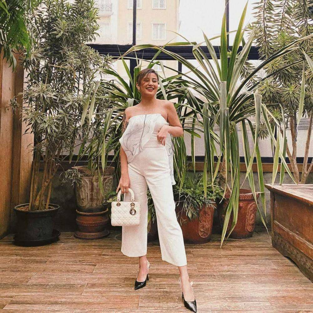 Gaya jumpsuit nuansa monokrom (instagram.com/awkarin)