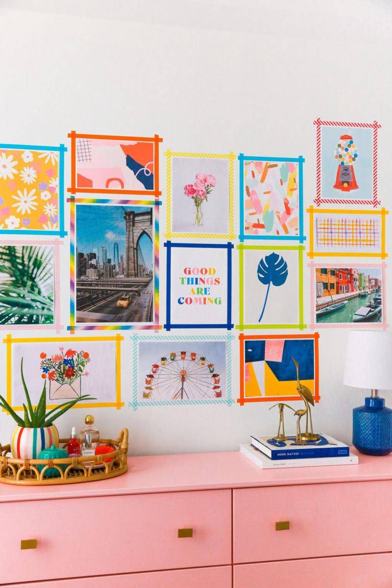 washi tape sebagai frame foto di dinding (thecraftedlife.com/Rachel)
