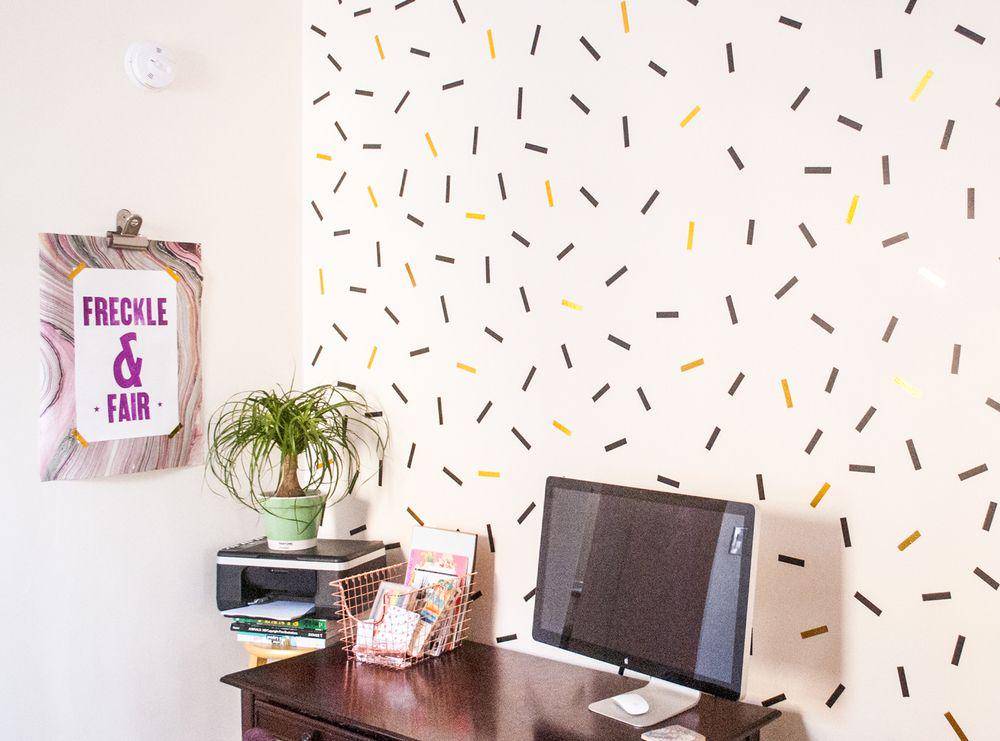 dinding yang dipenuhi confetti dari potongan washi tape (freckleandfair.com/THERESA BERENS)