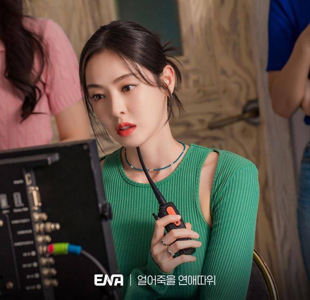 Lee Da Hee di drama Love is for Suckers (instagram.com/channel.ena.d)