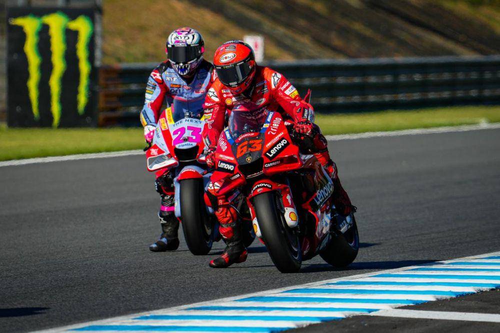 Enea Bastianini dan Francesco Bagnaia saat balapan GP Jepang 2022 (motogp.com)
