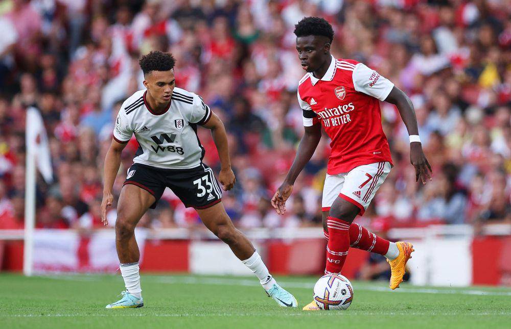 Aksi Bukayo Saka (kanan) dalam pertandingan melawan Fulham pada pekan keempat EPL 2022/2023. (twitter.com/premierleague)
