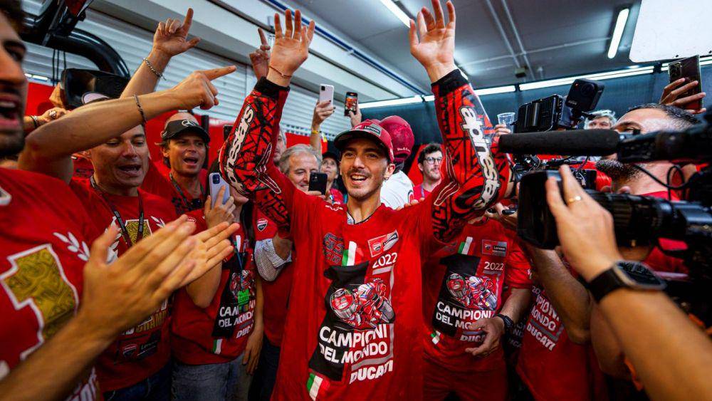 Francesco Bagnaia dalam perayaan gelar juara dunia MotoGP 2022 (motogp.com)