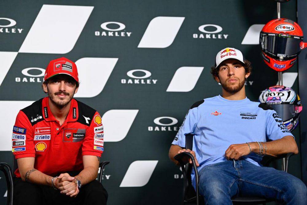Francesco Bagnaia dan Enea Bastianini dalam konferensi pers GP Italia 2022 (motogp.com)