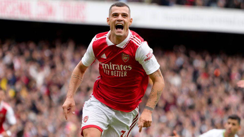Granit Xhaka melakukan selebrasi setelah berhasil mencetak gol ke gawang Tottenham Hotspur pada pekan kesembilan EPL 2022/2023. (premierleague.com)