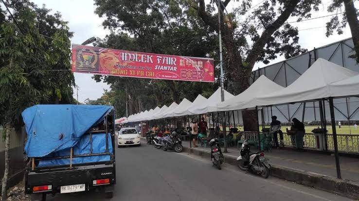 Stand bazar Imlek Fair memakai trotoar jalan (Istimewa)