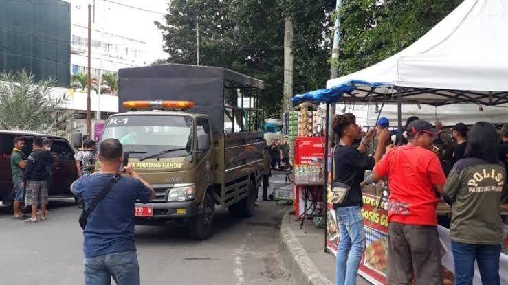 Satpol PP meminta pedagang bazar membongkar stand karena menggunakan trotoar jalan (Istimewa)