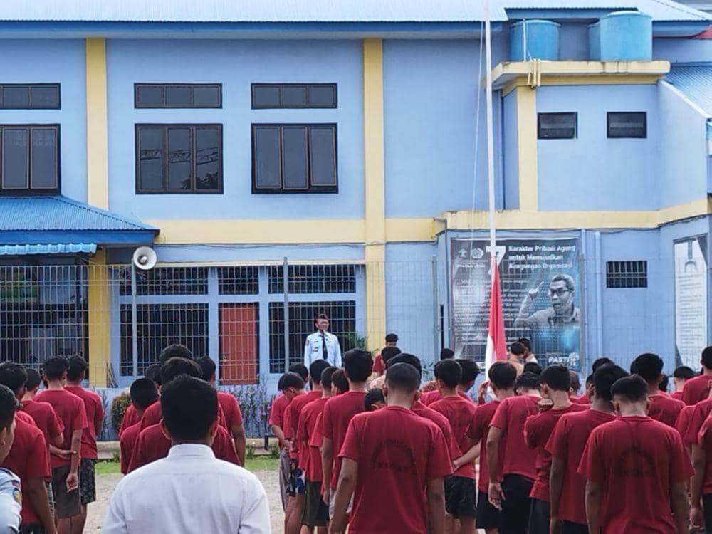 Salah Satu Bentuk Kecintaan Tanah Air Anak Binaan LPKA Kelas 1 Medan Kantor wilayah Kementerian Hukum dan HAM Sumatra Utara rutin gelar upacara bendera.