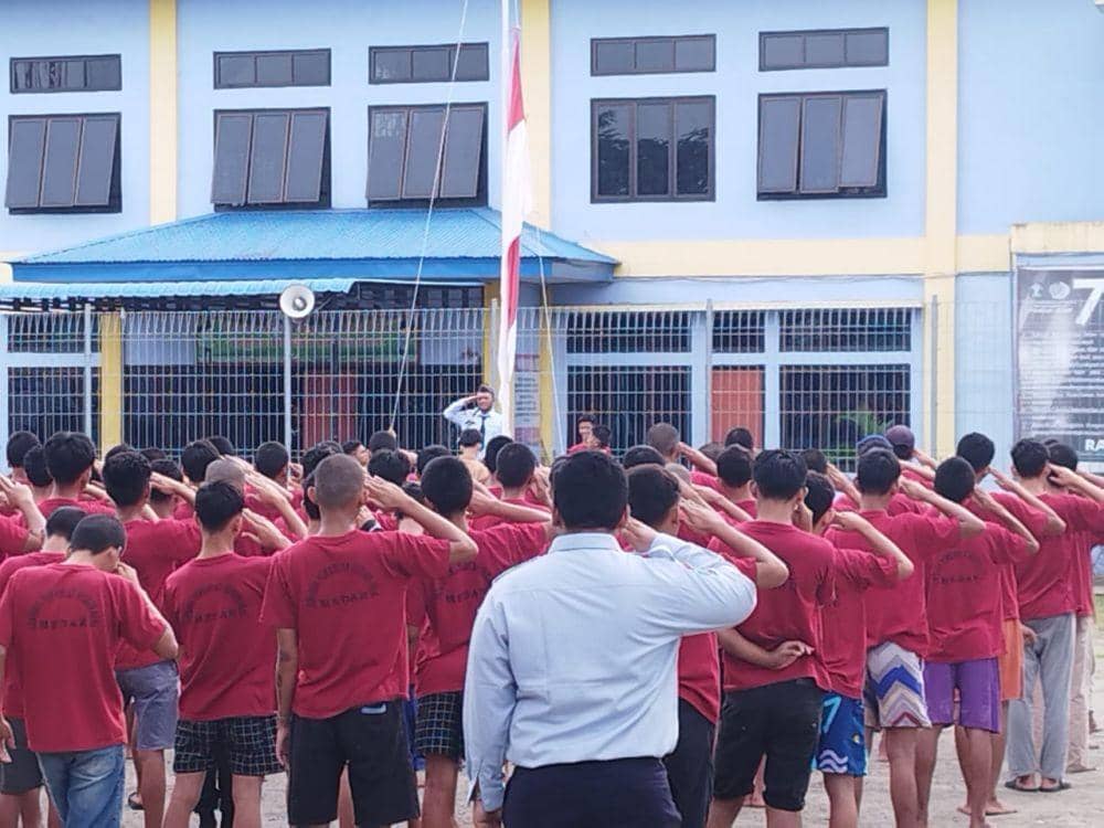 Salah Satu Bentuk Kecintaan Tanah Air Anak Binaan LPKA Kelas 1 Medan Kantor wilayah Kementerian Hukum dan HAM Sumatra Utara rutin gelar upacara bendera.