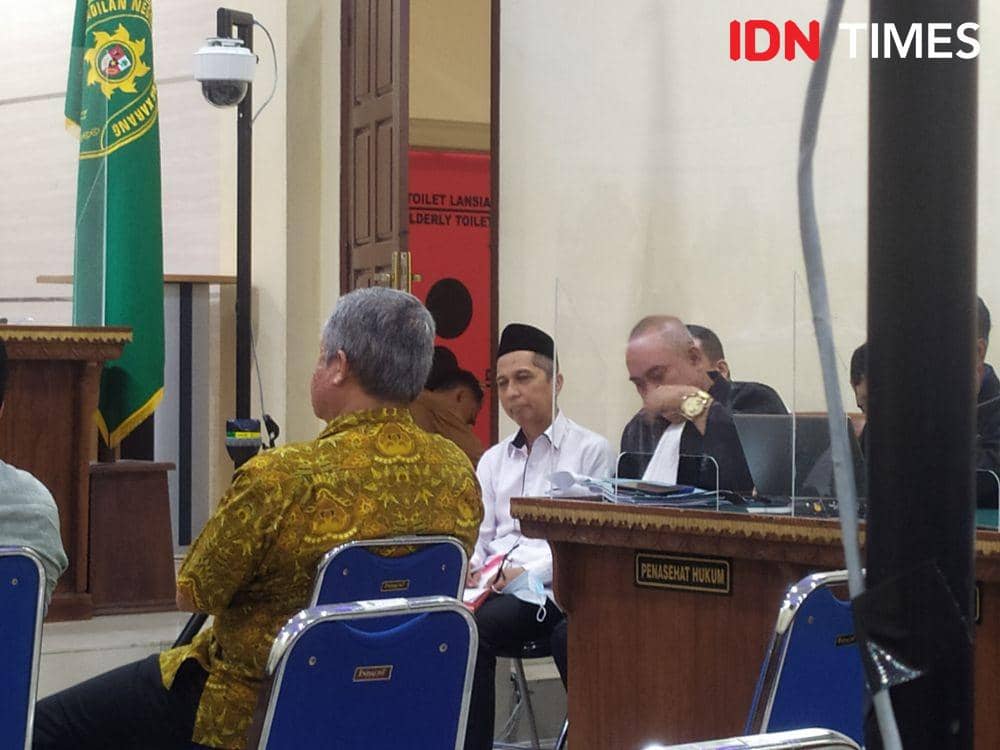 Terdakwa Karomani saat mendengar kesaksian Asep Sukohar di PN Tipikor Tanjungkarang, Selasa (17/1/2023). (IDN Times/Tama Yudha Wiguna).