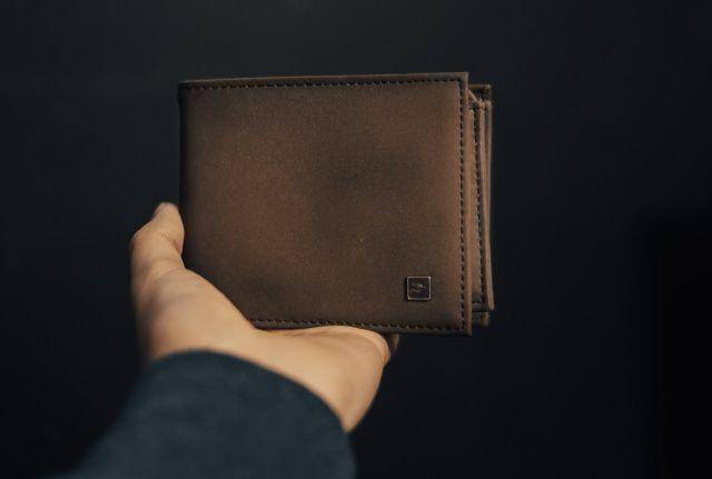 ilustrasi dompet cowok (unsplash.com/Jonathan Duran)