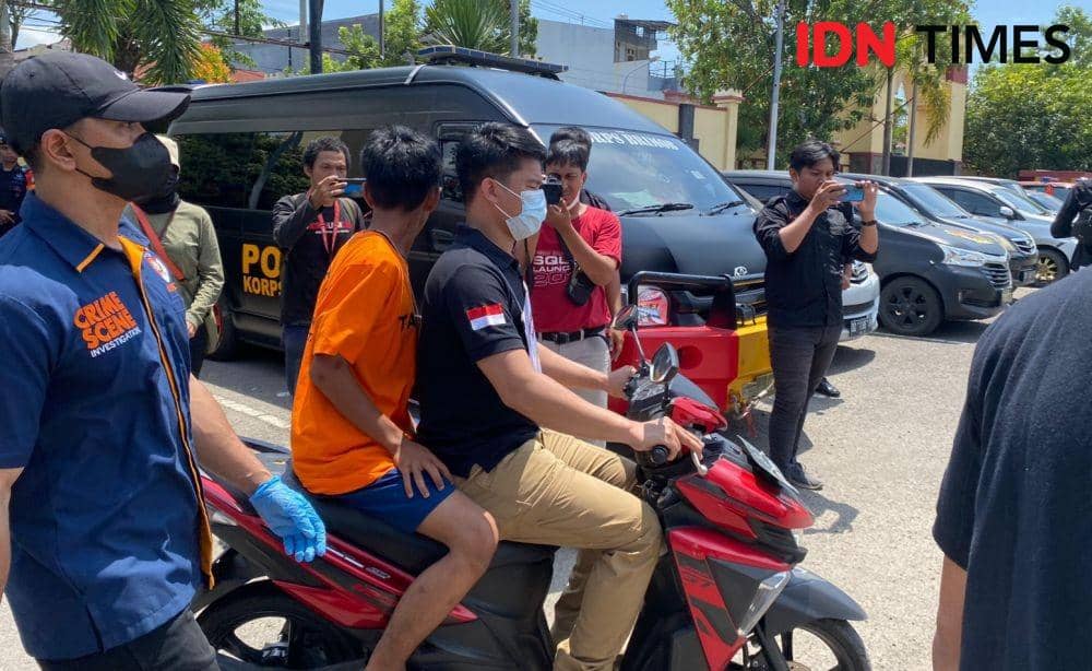 Adegan dua tersangka kasus penculikan dan pembunuhan anak di Makassar. (Dahrul Amri/IDN Times Sulsel)