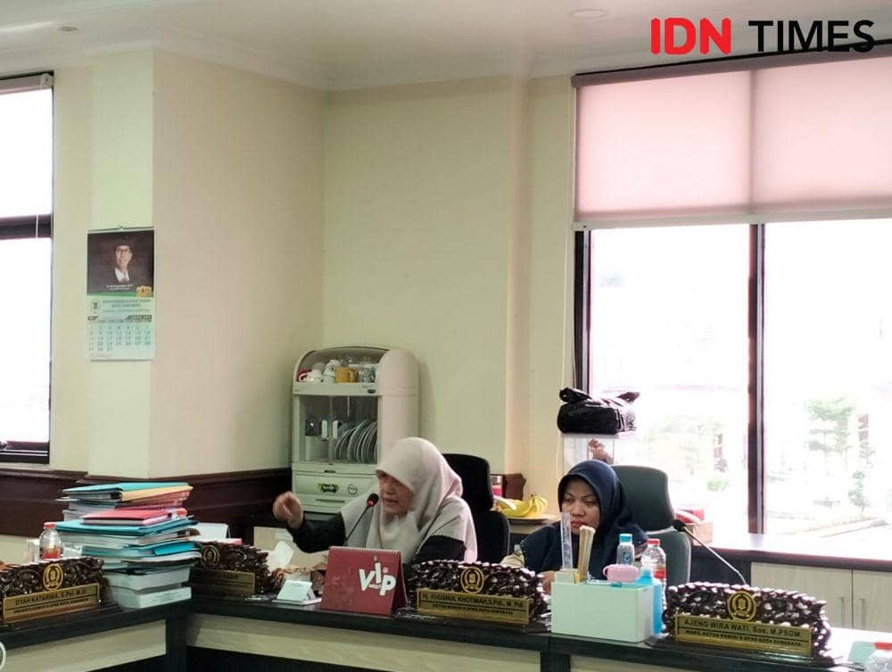 Reni Astuti Emosi, Sekolah Disegel Padahal Banyak Bangunan Tak Ber-IMB