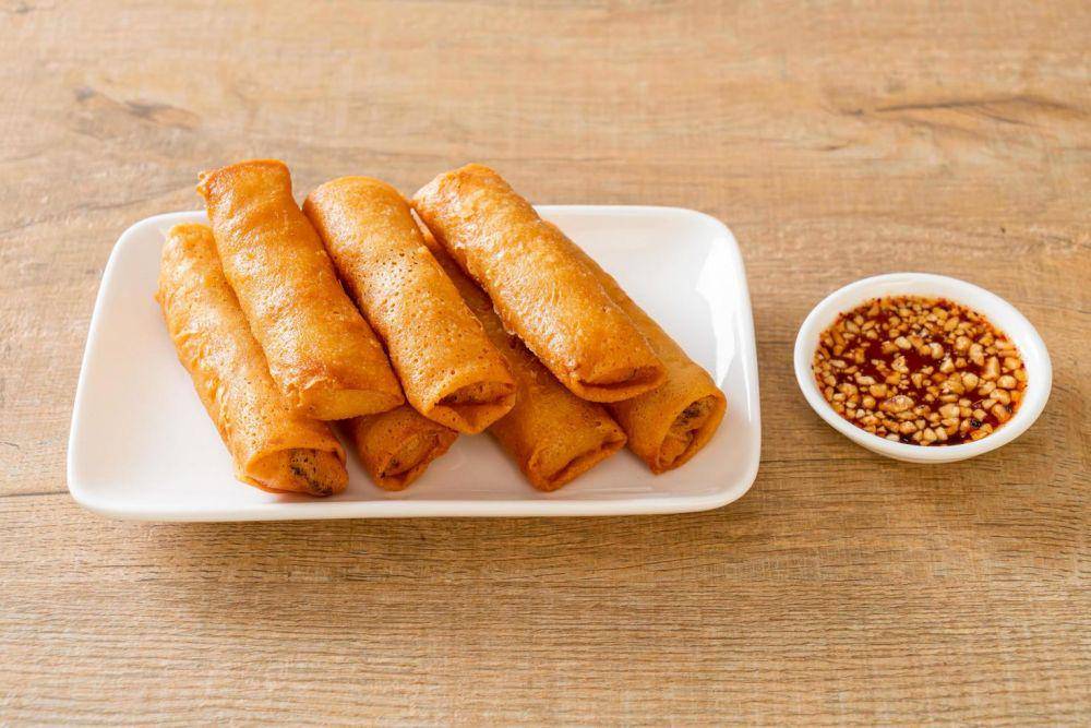 lumpia (vecteezy.com/Natthapon Ngamnithiporn)