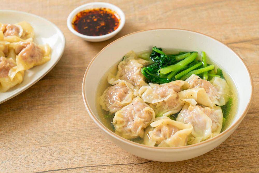 sup wonton (vecteezy.com/Natthapon Ngamnithiporn)