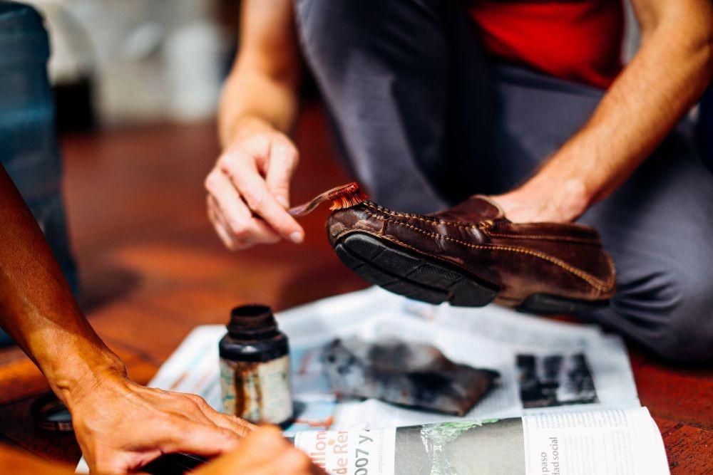8 Cara Menghilangkan Bekas Lem di Sepatu dengan Mudah