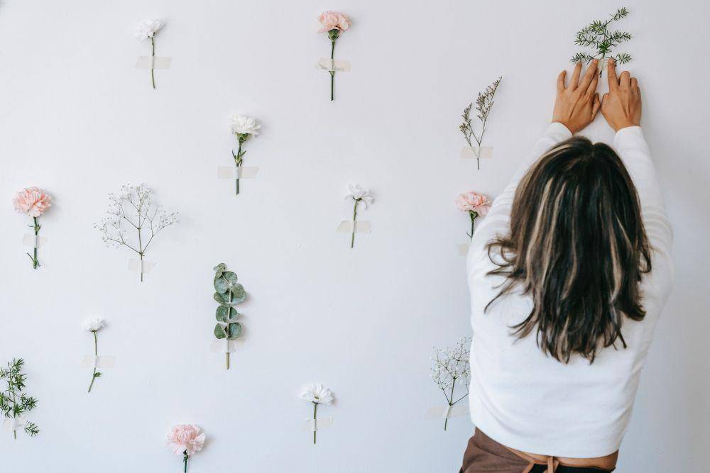 ilustrasi DIY wall decor dari washi tape (pexels.com/Teona Swift)