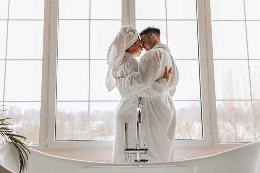 7 Posisi Seks di Kamar Mandi yang Jadi Favorit Pasangan
