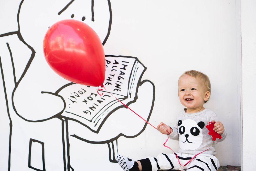 ilustrasi anak dengan balon (unsplash.com/@alyssastevenson)