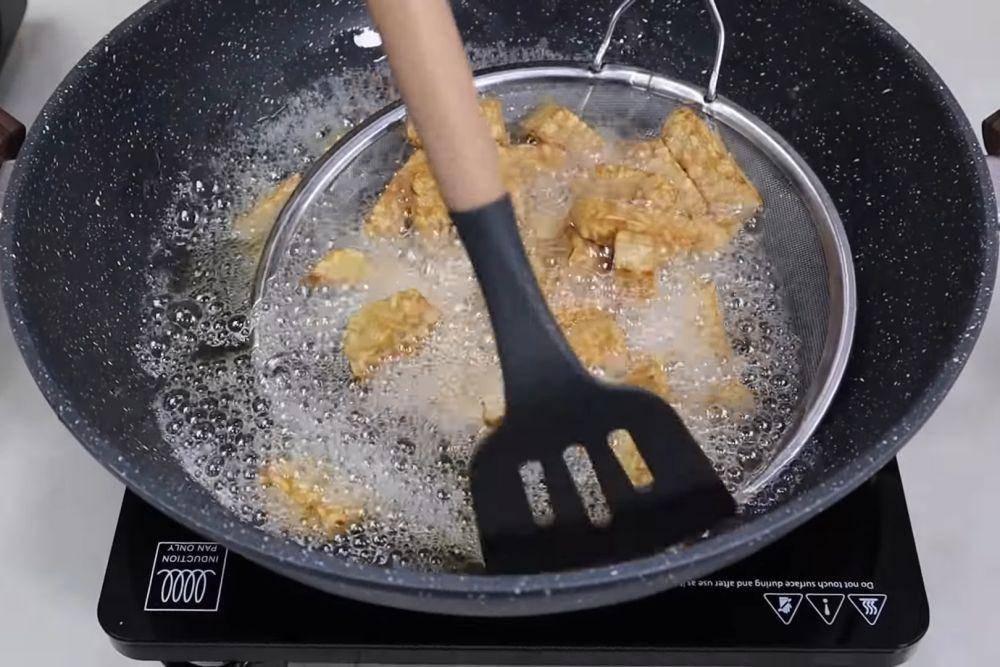 ilustrasi menggoreng tempe (YouTube.com/Eddy Siswanto)