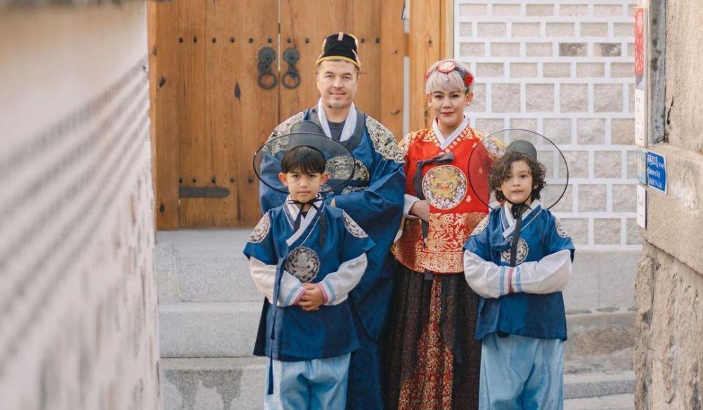 9 Potret Seru Keluarga Rifat Sungkar Traveling di Korea, Enjoy!