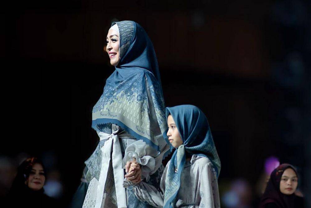 momen catwalk perdana Keanu Massaid (instagram.com/angelinasondakh09)