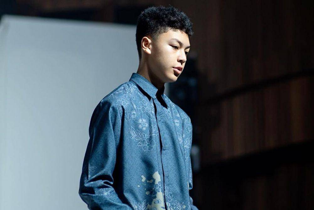 momen catwalk perdana Keanu Massaid (instagram.com/angelinasondakh09)