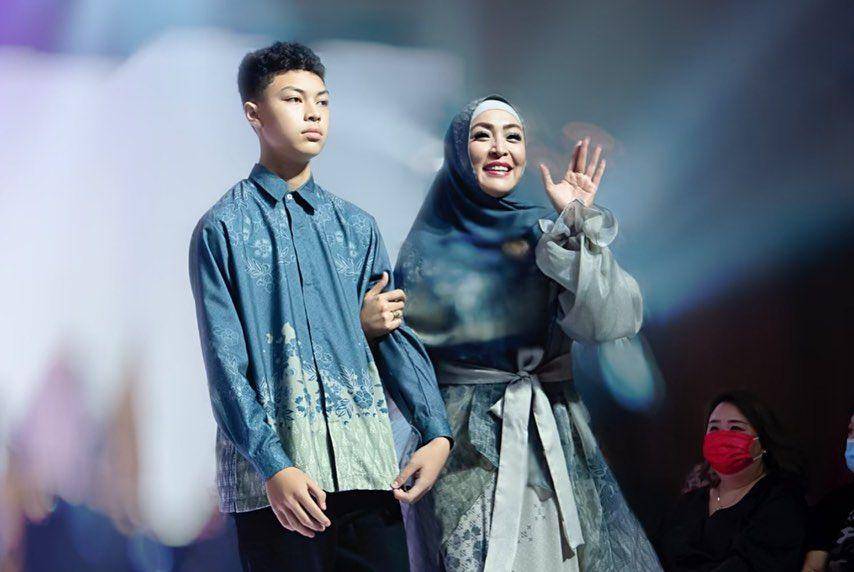momen catwalk perdana Keanu Massaid (instagram.com/angelinasondakh09)