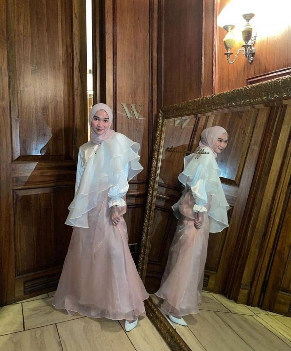 Inspirasi atasan organza earth tone (instagram.com/nasariastri)