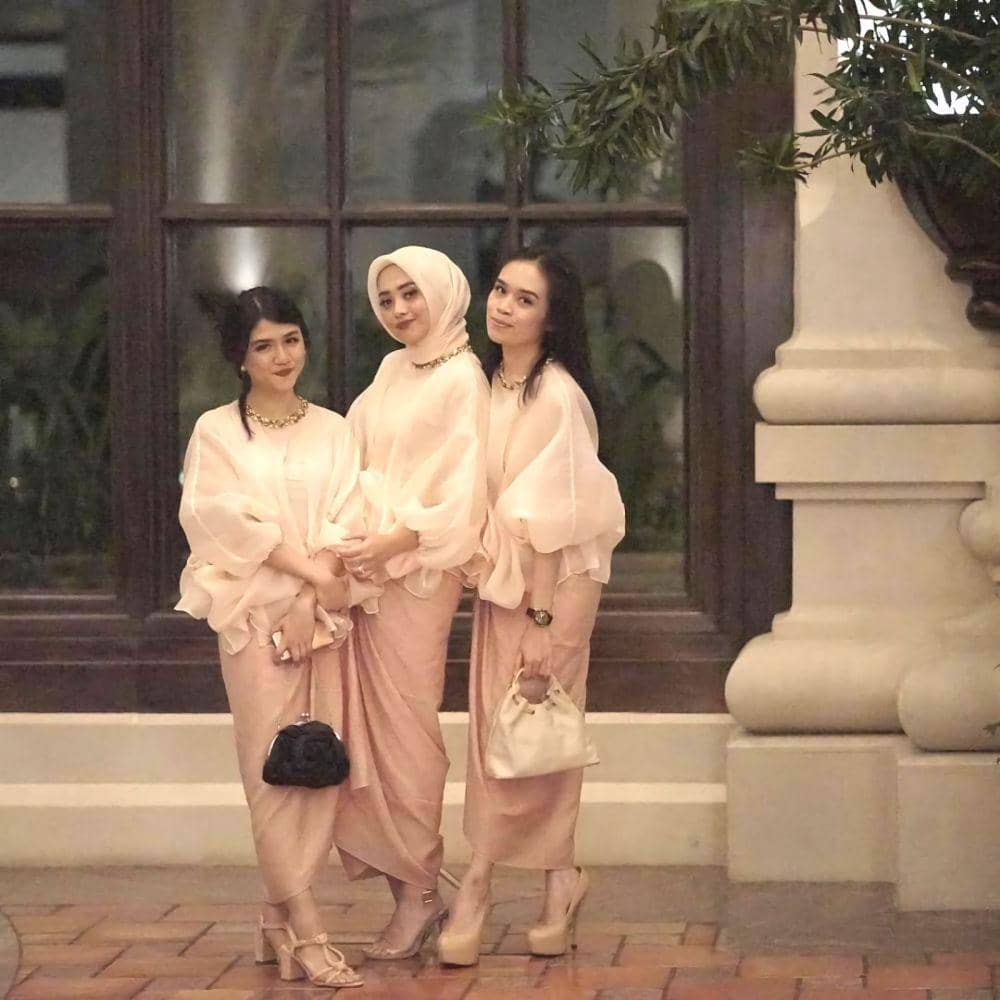 Inspirasi atasan organza earth tone (instagram.com/nabilahatifa)
