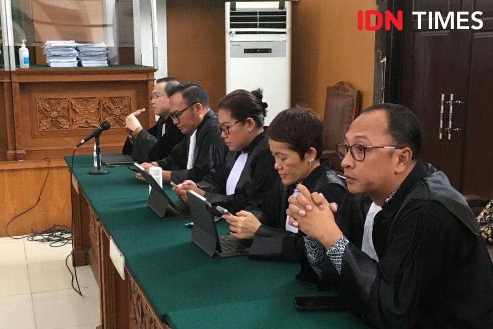 Terdakwa Ferdy Sambo mendengarkan tuntutan jaksa terkait kasus pembunuhan berencana Nofriansyah Yosua Hutabarat di PN Jaksel, Selasa (17/1/2023). (IDN Times/Irfan Fathurohman)