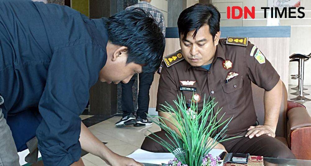 Pengacara LBH Makassar saat menunjukan salinan surat kepada pihak Kejati Sulsel. (Dahrul Amri/IDN TImes Sulsel)