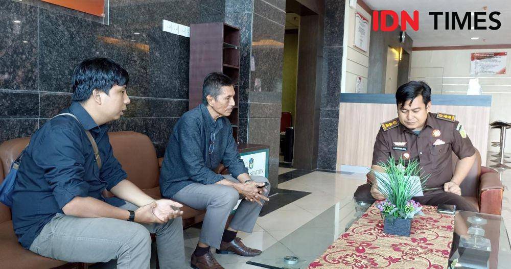 Pengacara LBH Makassar dan orangtua korban penganiayaan polisi saat bertemu dengan pihak Kejati Sulsel. (Dahrul Amri/IDN Times Sulsel)