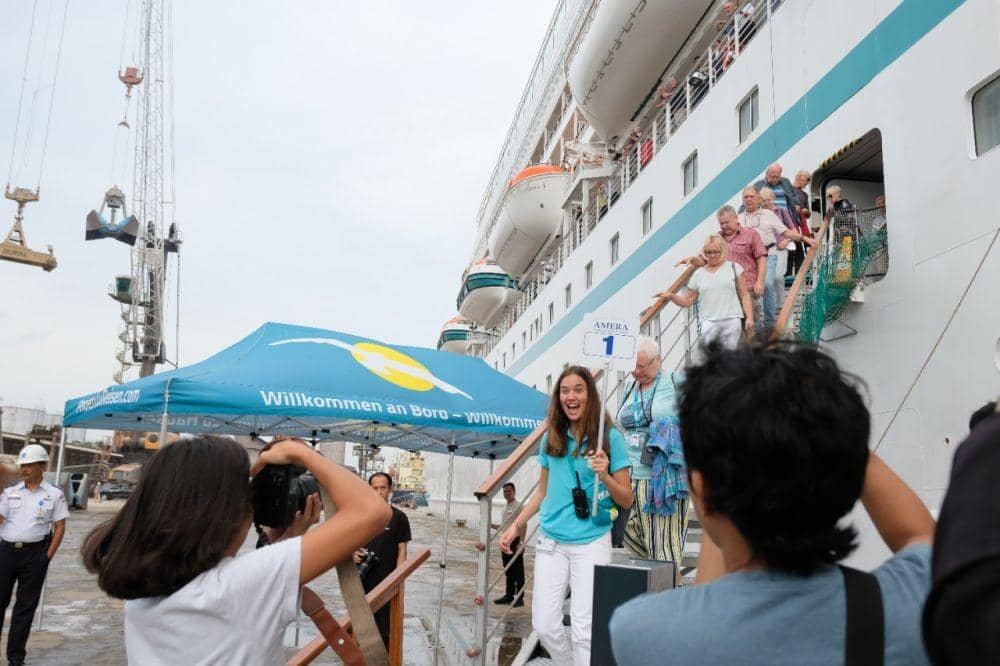 Grand Mercure Medan Angkasa menyambut kedatangan para tamu mancanegara dan membawa para tamu makan siang di Kisah Kafe Poolside. (Dok. IDN Times)