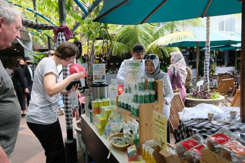 Grand Mercure Medan Angkasa menyambut kedatangan para tamu mancanegara dan membawa para tamu makan siang di Kisah Kafe Poolside. (Dok. IDN Times)