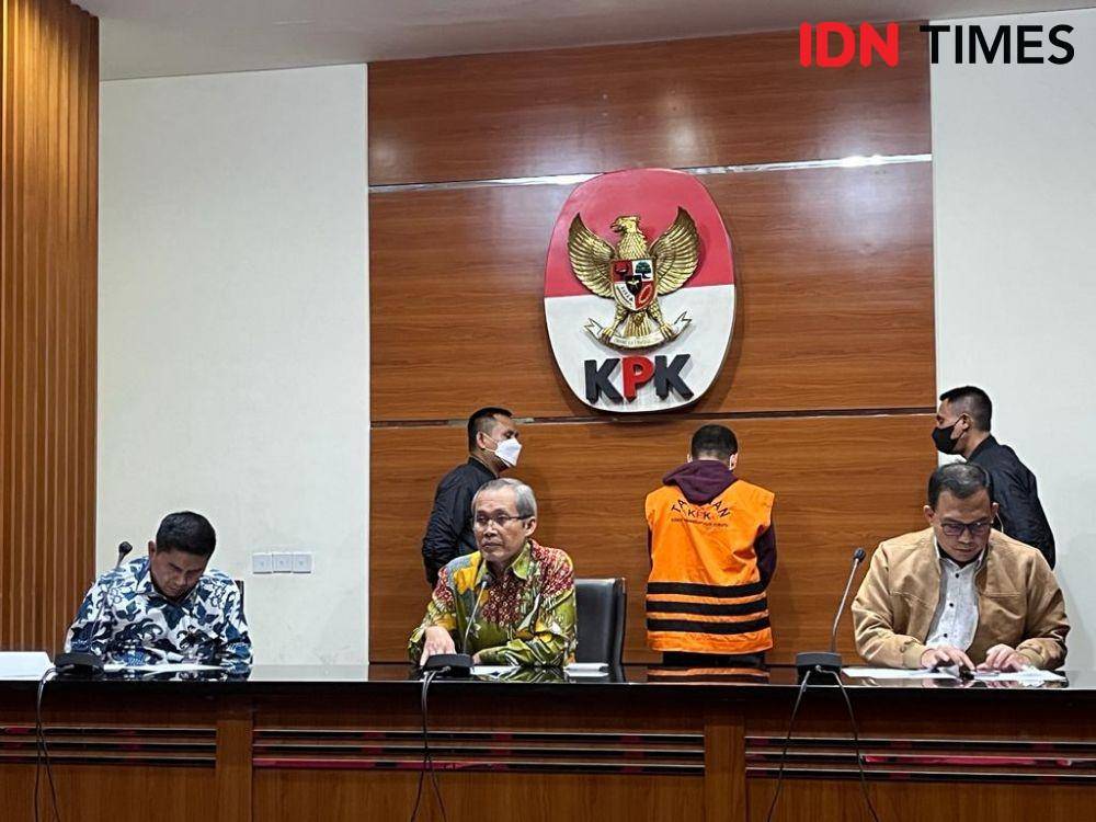 KPK menahan GM Unit Bisnis Pengolahan dan Pemurnian Logam Mulia PT Aneka Tambang (Antam) Dodi Martimbang (IDN Times/Aryodamar)