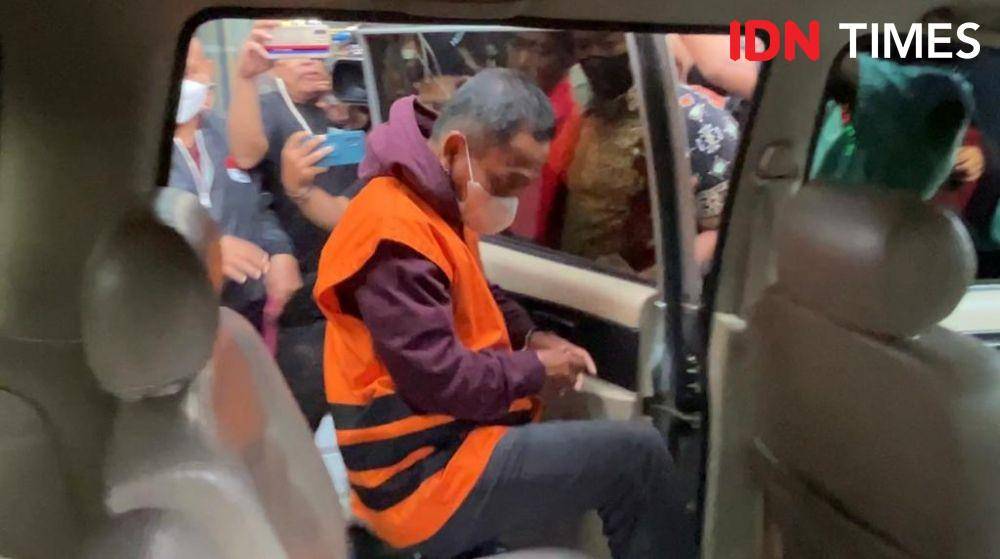 KPK menahan GM Unit Bisnis Pengolahan dan Pemurnian Logam Mulia PT Aneka Tambang (Antam) Dodi Martimbang (IDN Times/Aryodamar)