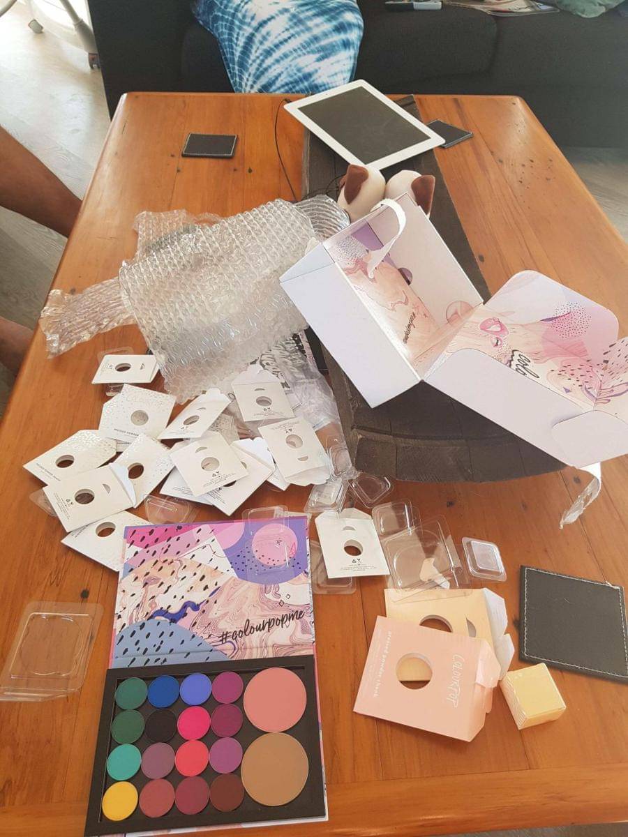 potret nyeleneh orang ngebungkus barang (reddit.com/user/dananky)