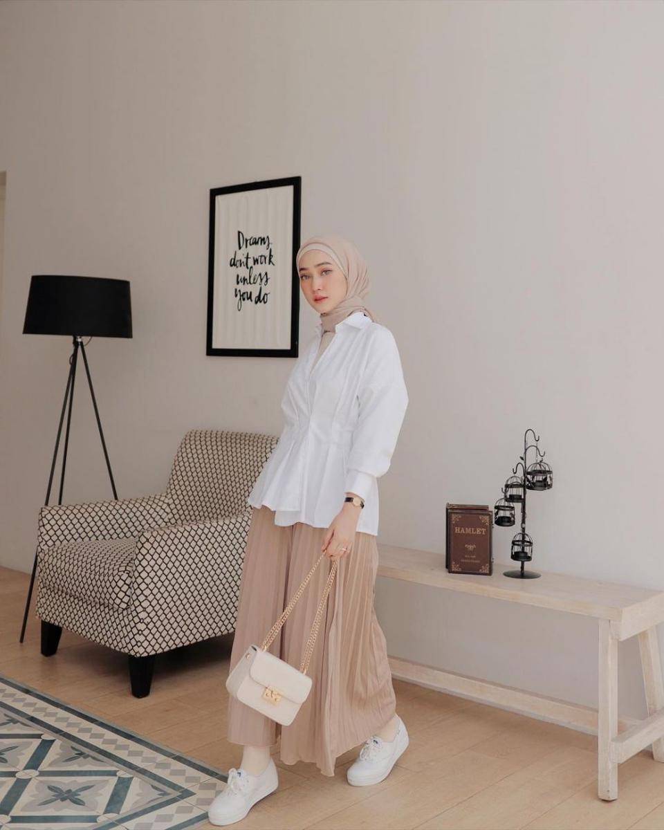 referensi outfit ke kantor ala Sinta Sri Antan (instagram.com/sin.sr)